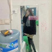 大二学生俏皮长发小姐