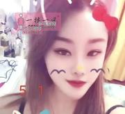 气质体贴的小姑娘